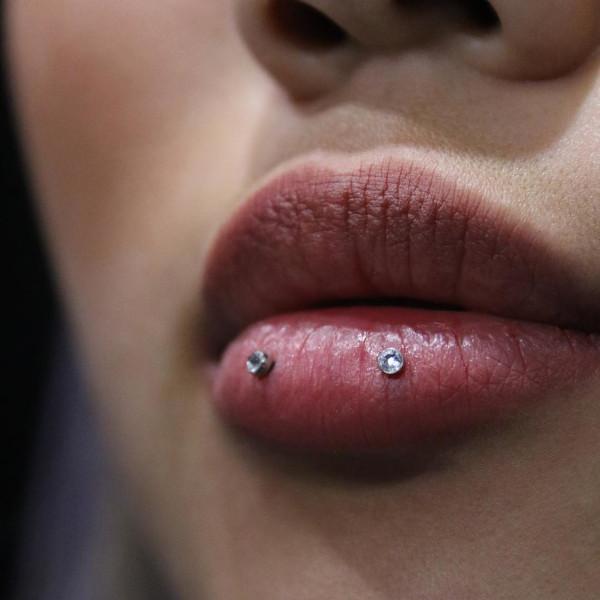 Snake Bites — Xỏ đôi hai bên môi dưới